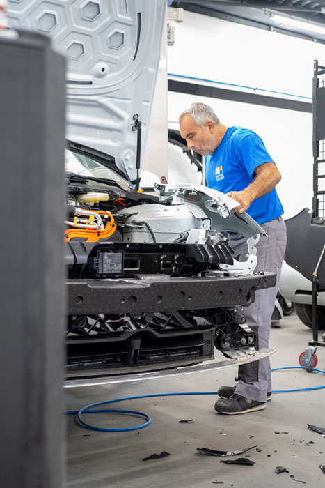 Remplacement parebrise Tesla model S par une carrosserie agréée Tesla -  Carrosserie Hervé